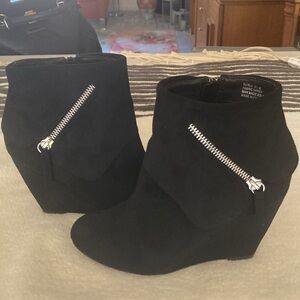 Zigi soho Karlie Black Wedge Suede Ankle Boots size 8.5. Barely worn